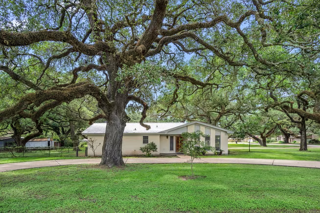 Photo 2 of 103 King Drive, Columbus, TX