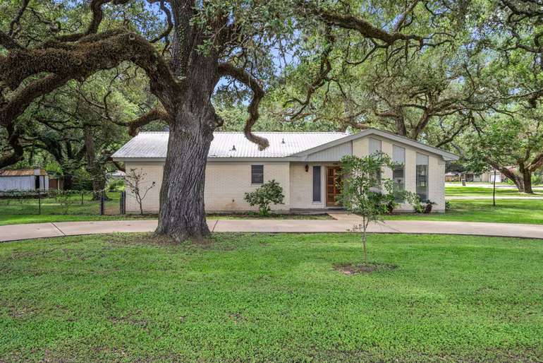 Photo 3 of 103 King Drive, Columbus, TX