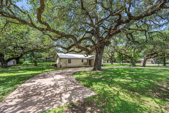 Photo 4 of 103 King Drive, Columbus, TX