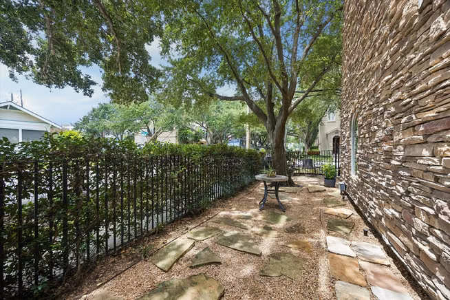 Photo 5 of 402 Roy Street, Houston, TX
