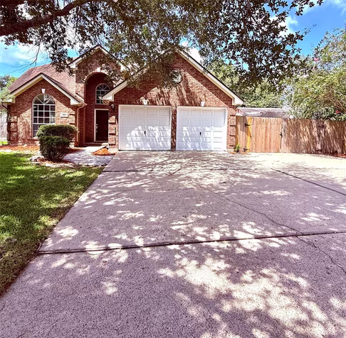 Photo of 805 N Belle Drive, Angleton, TX