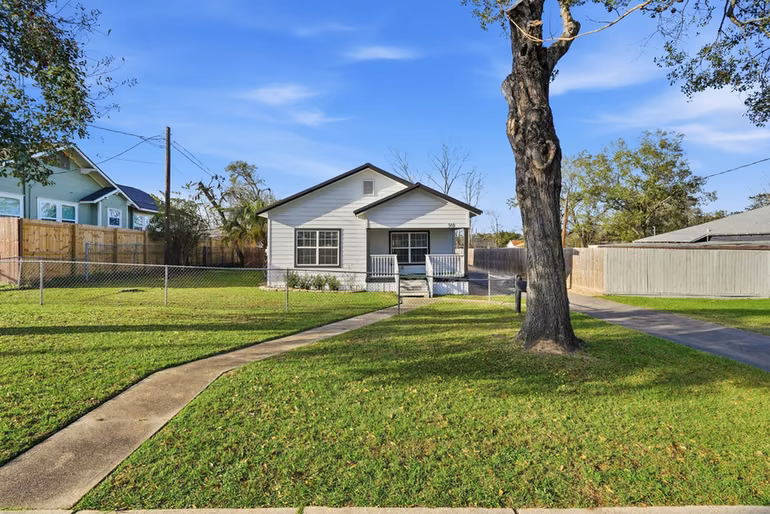 Photo 2 of 308 E Phillips Street, Conroe, TX