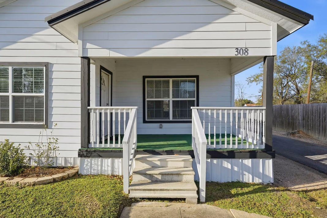 Photo 4 of 308 E Phillips Street, Conroe, TX