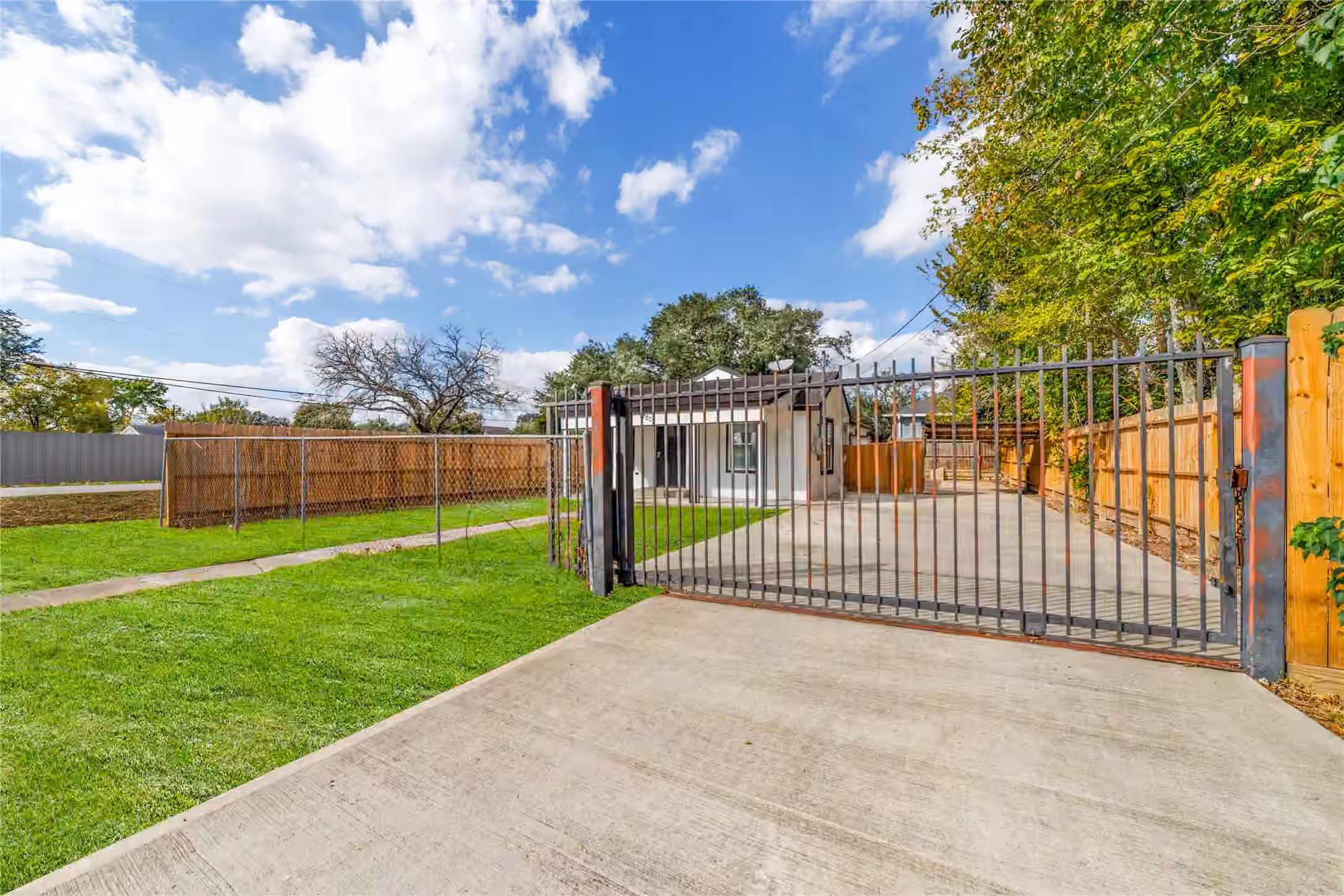 Photo 3 of 9201 Klondike Street, Houston, TX