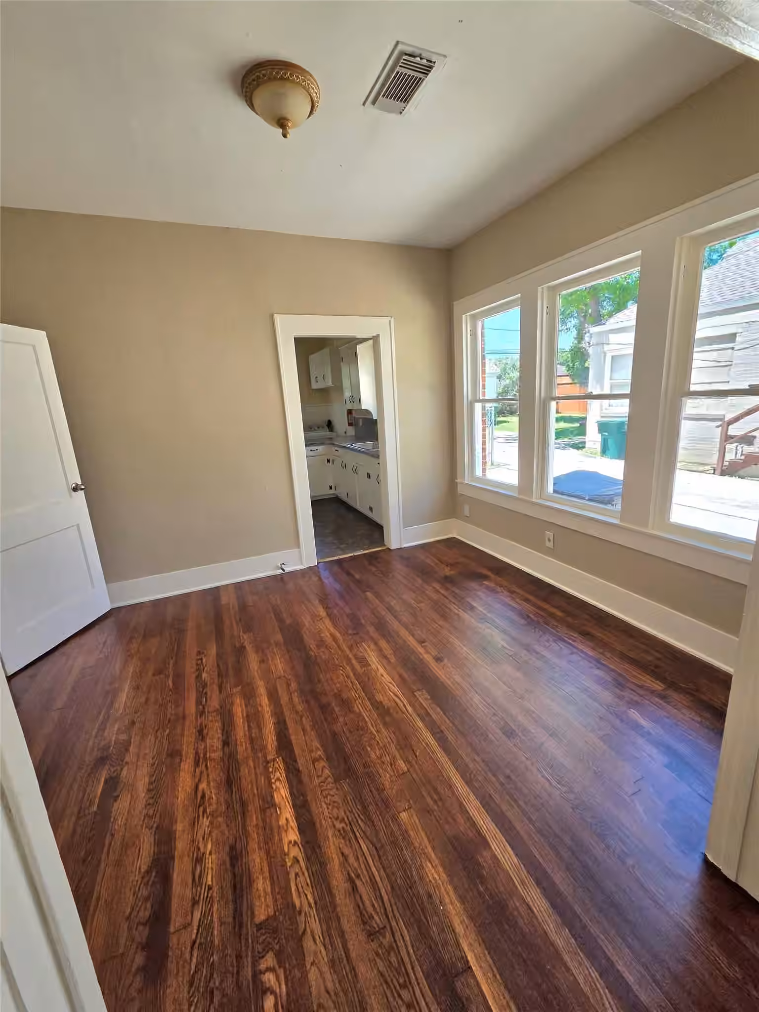 Photo 7 of 1430 Munger Street, Houston, TX