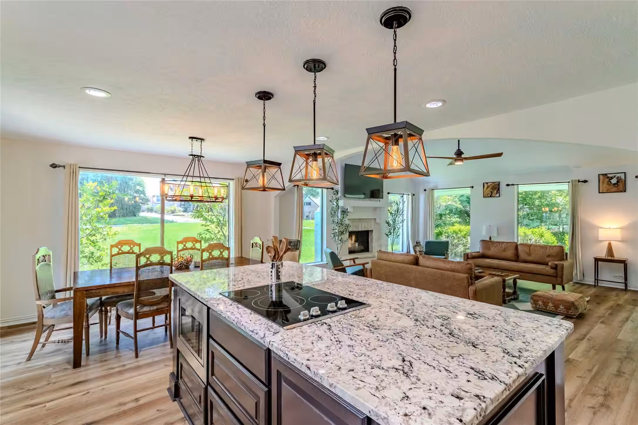 Photo 5 of 129 Springs Edge Drive, Conroe, TX