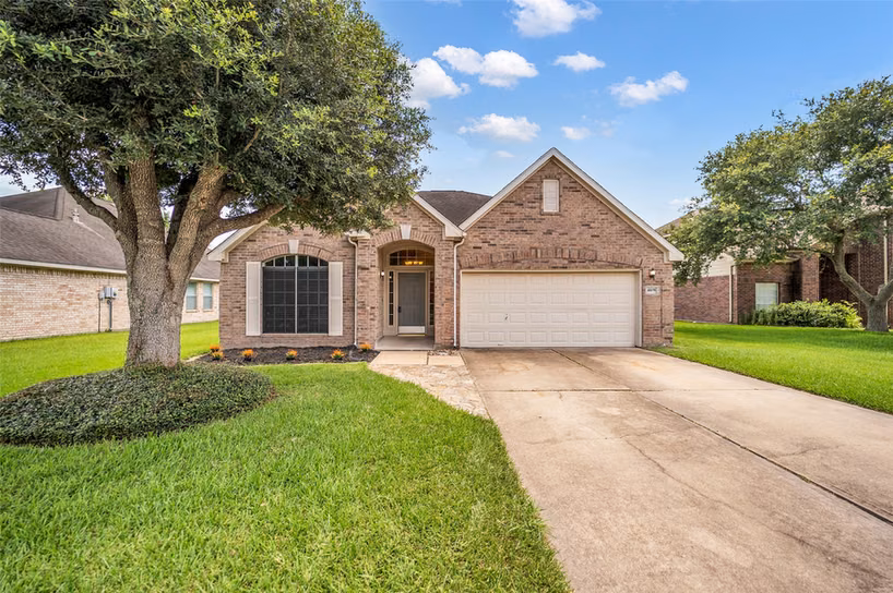 Photo 2 of 4109 Oak Point Drive, Pearland, TX