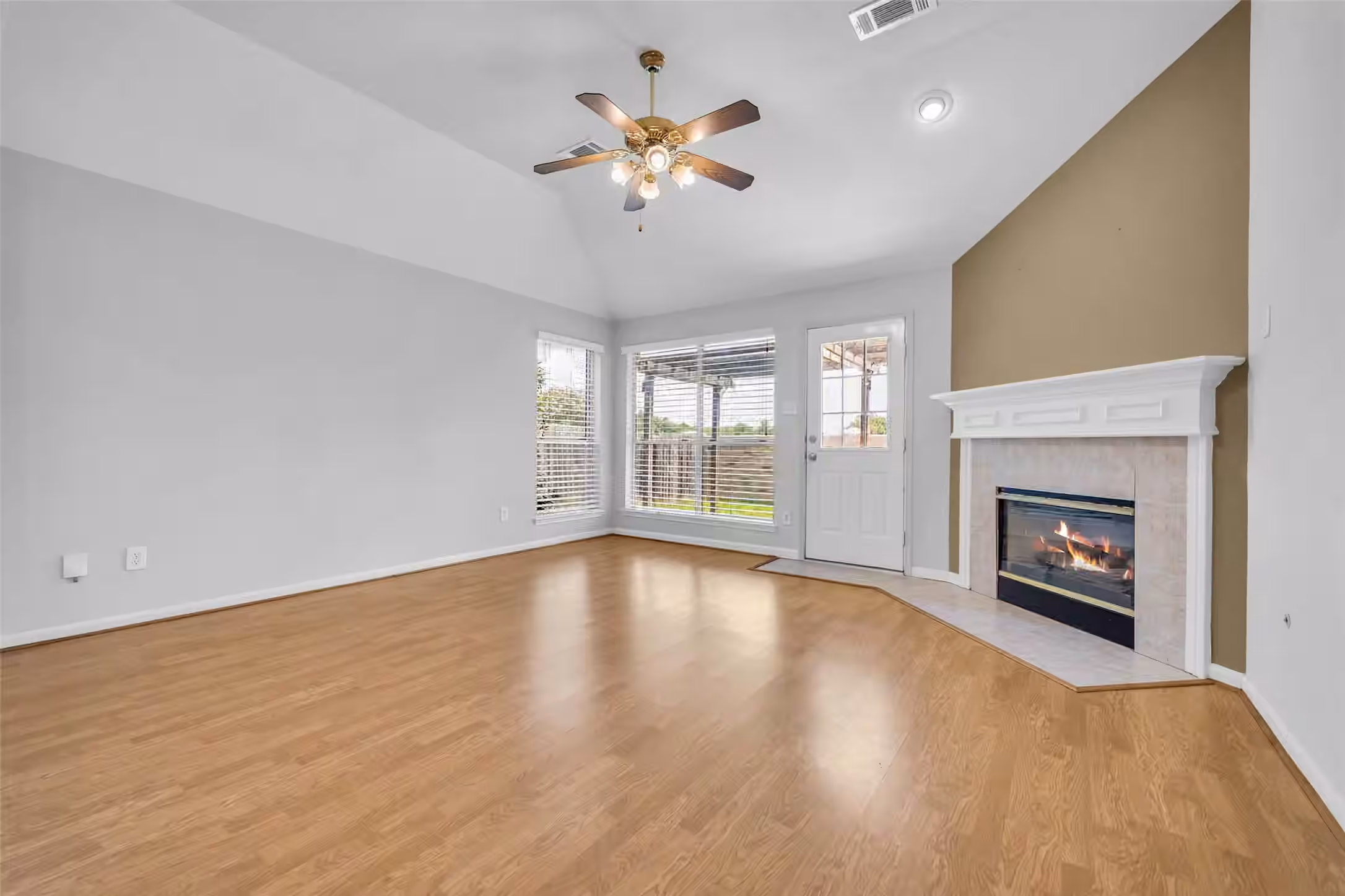 Photo 4 of 4109 Oak Point Drive, Pearland, TX
