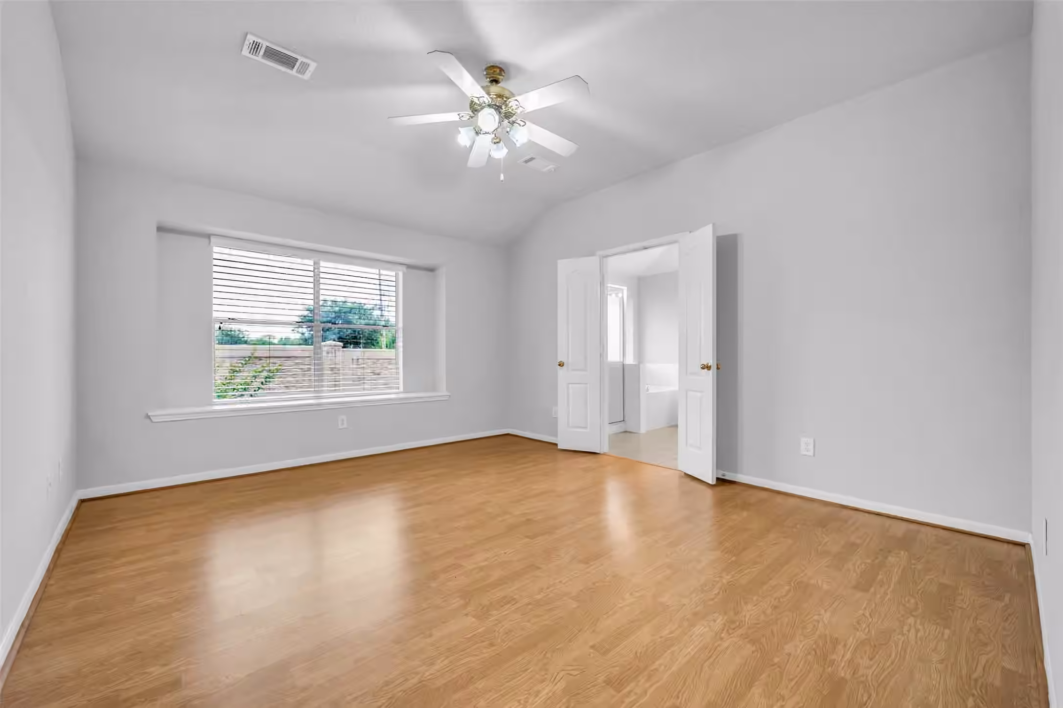 Photo 7 of 4109 Oak Point Drive, Pearland, TX