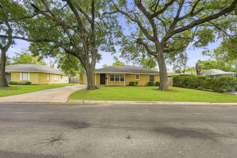 Photo 2 of 106 S Pin Oak Drive, Texas City, TX