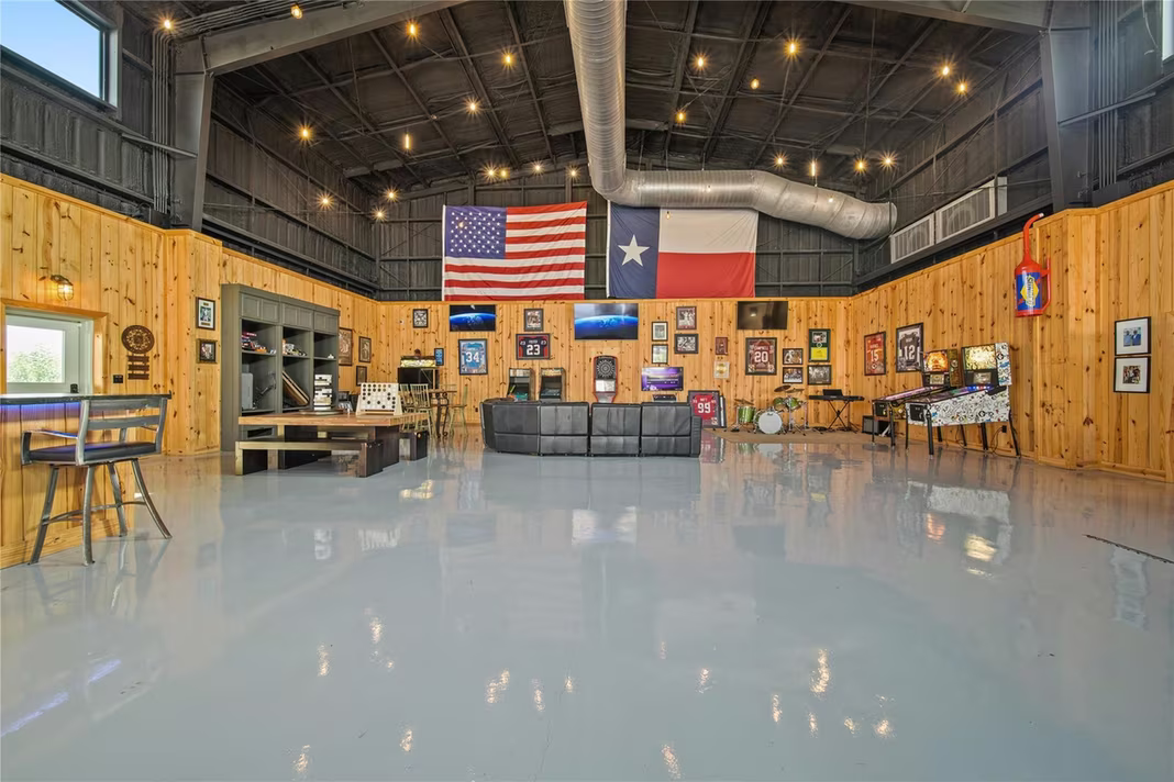 Photo 3 of 211 1/2 Avenue A, Dickinson, TX