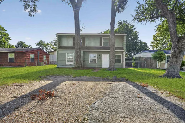 Photo of 319 S 6th Street, La Porte, TX 77571