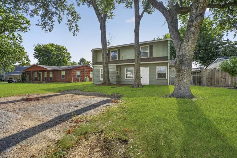 Photo 2 of 319 S 6th Street, La Porte, TX
