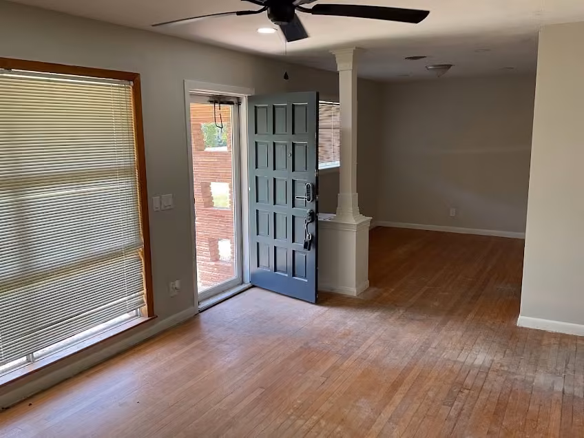 Photo 4 of 210 Southern Oaks Drive, Lake Jackson, TX