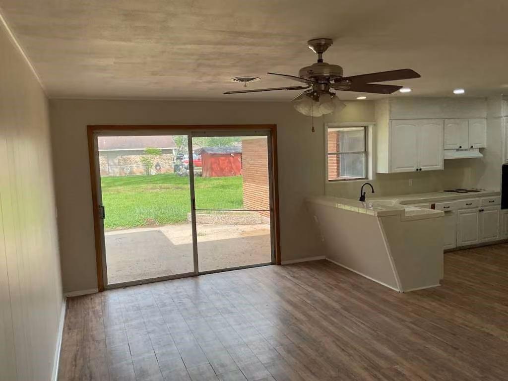 Photo 7 of 210 Southern Oaks Drive, Lake Jackson, TX