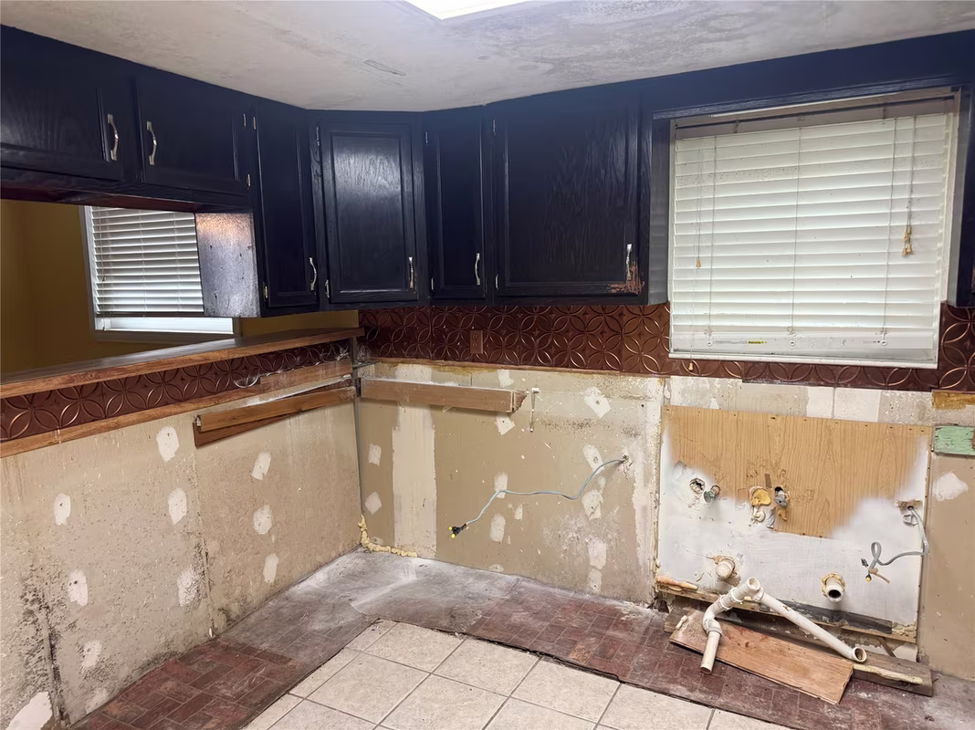 Photo 5 of 619 N Avenue C, Freeport, TX