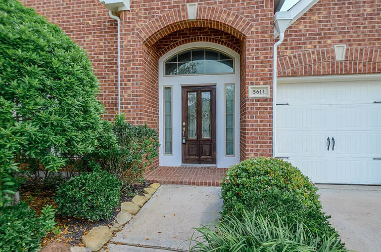 Photo 3 of 5611 Plum Point Court, Sugar Land, TX