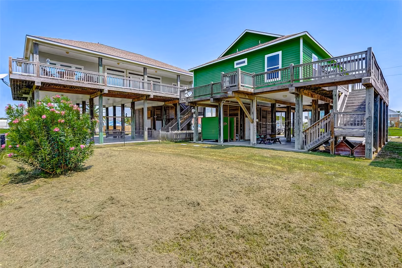 Photo 3 of 877 Palmetto Drive, Crystal Beach, TX