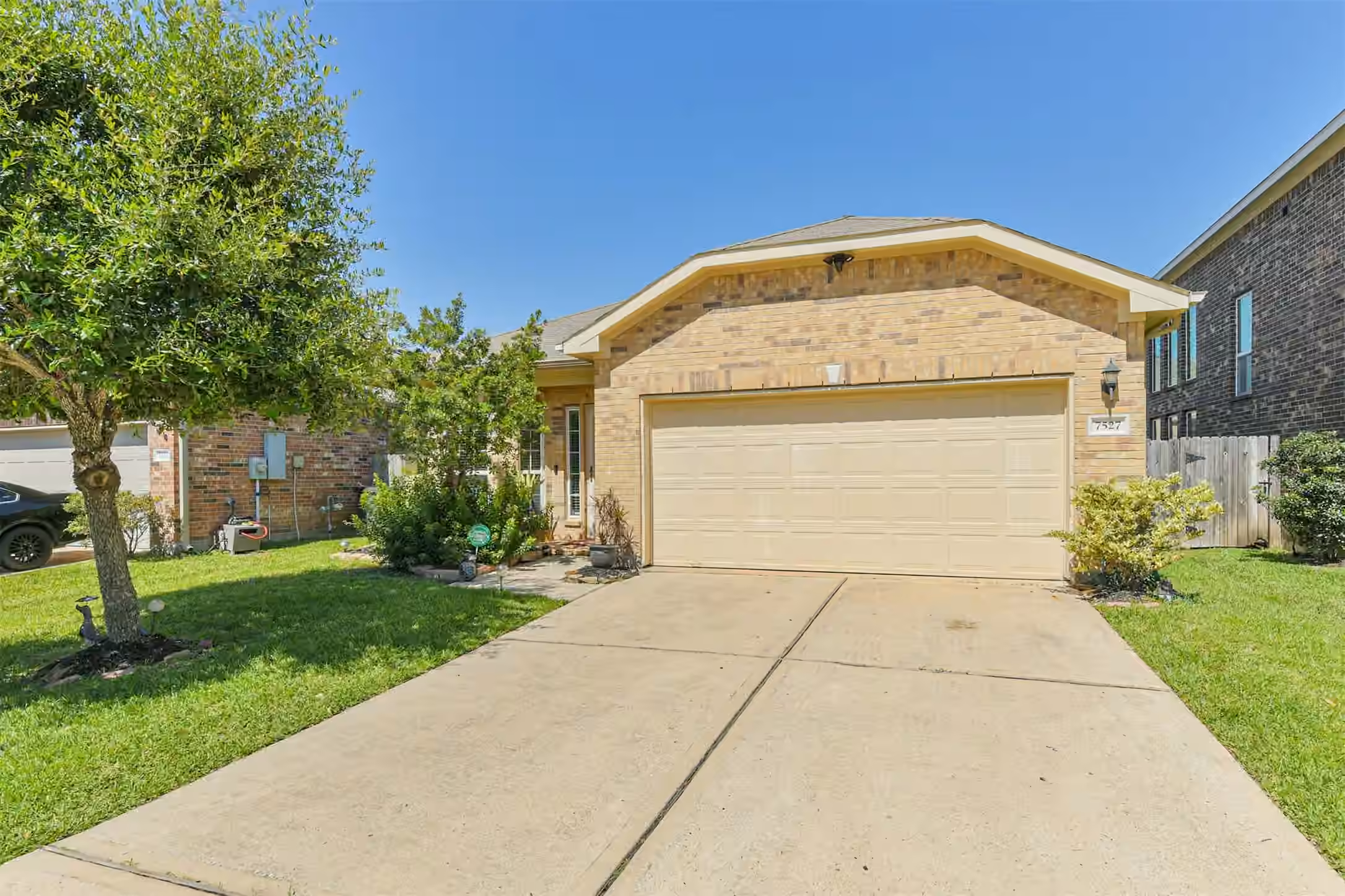 Photo 2 of 7527 Windsor Valley Lane, Houston, TX
