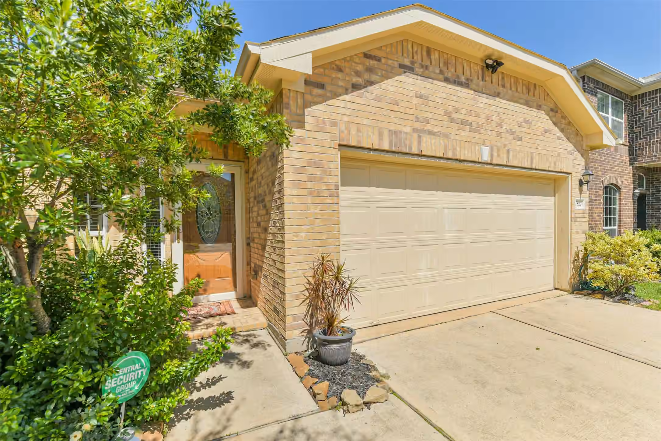 Photo 4 of 7527 Windsor Valley Lane, Houston, TX