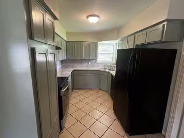 Photo 4 of 1602 Milam Street, La Marque, TX
