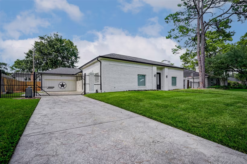 Photo 2 of 10118 Briar Rose Drive, Houston, TX