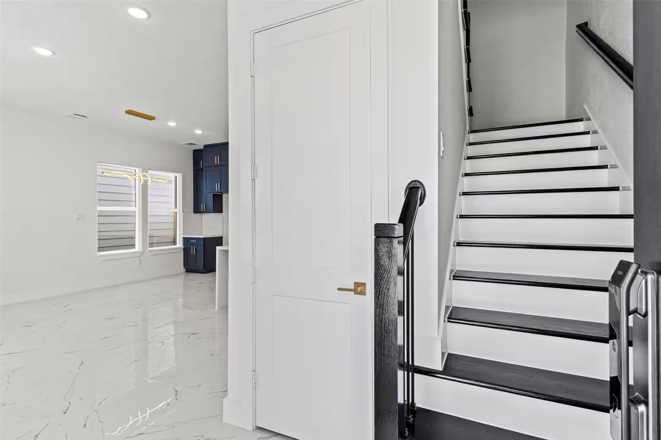 Photo 4 of 7554 Dyer Street, Houston, TX