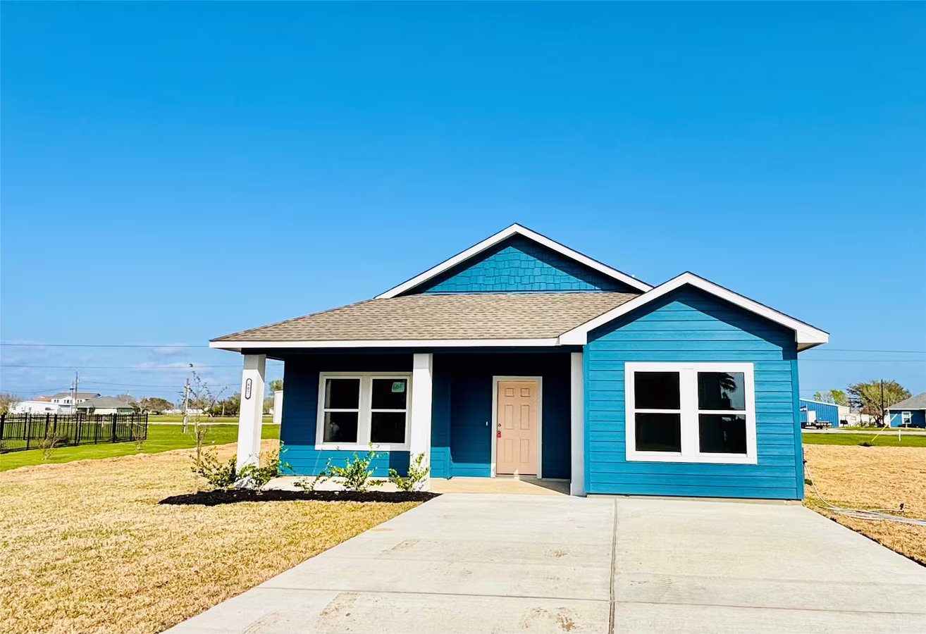 Photo 2 of 607 W Bayshore Drive, Palacios, TX
