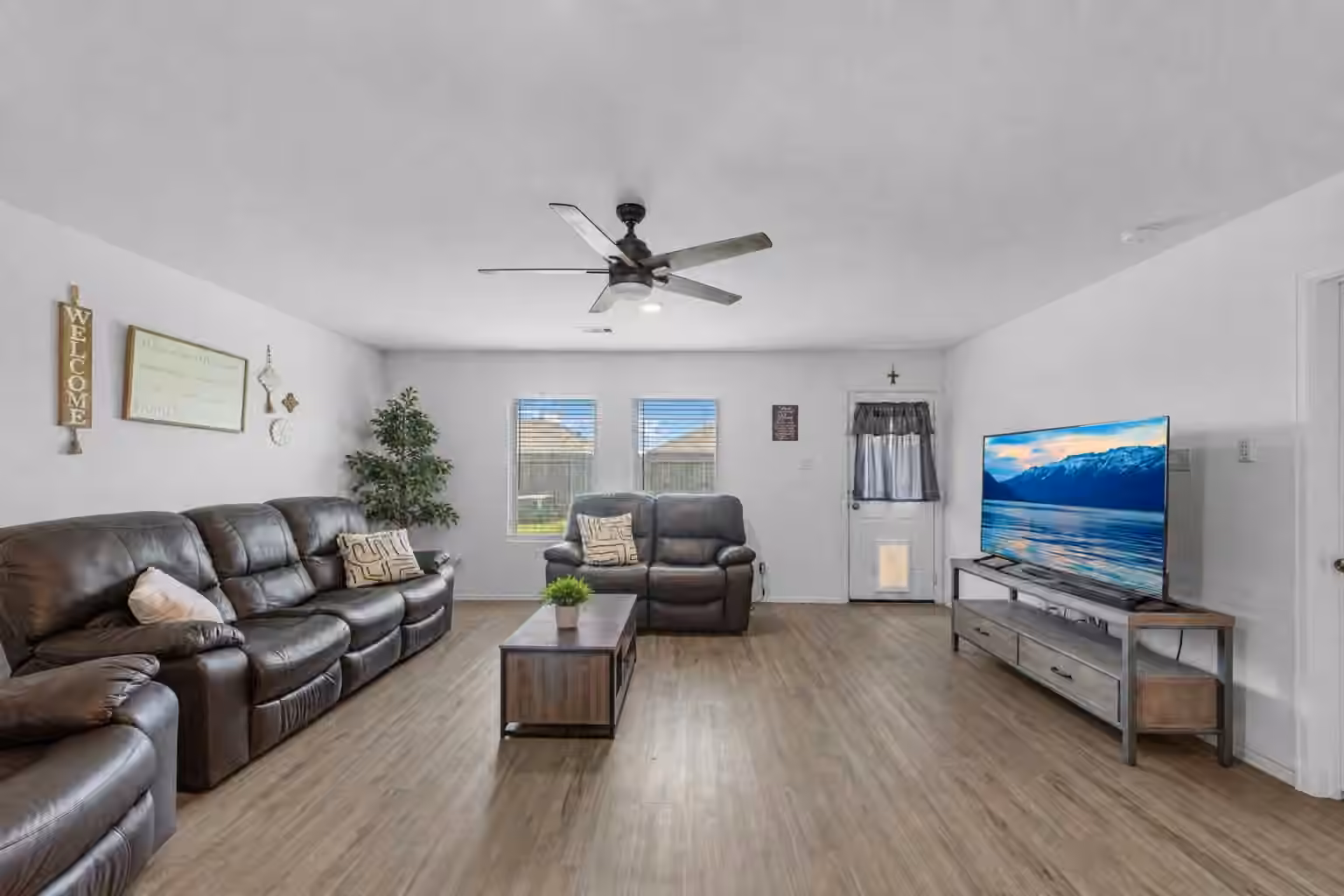 Photo 4 of 9911 Stoney Spring Lane, Baytown, TX