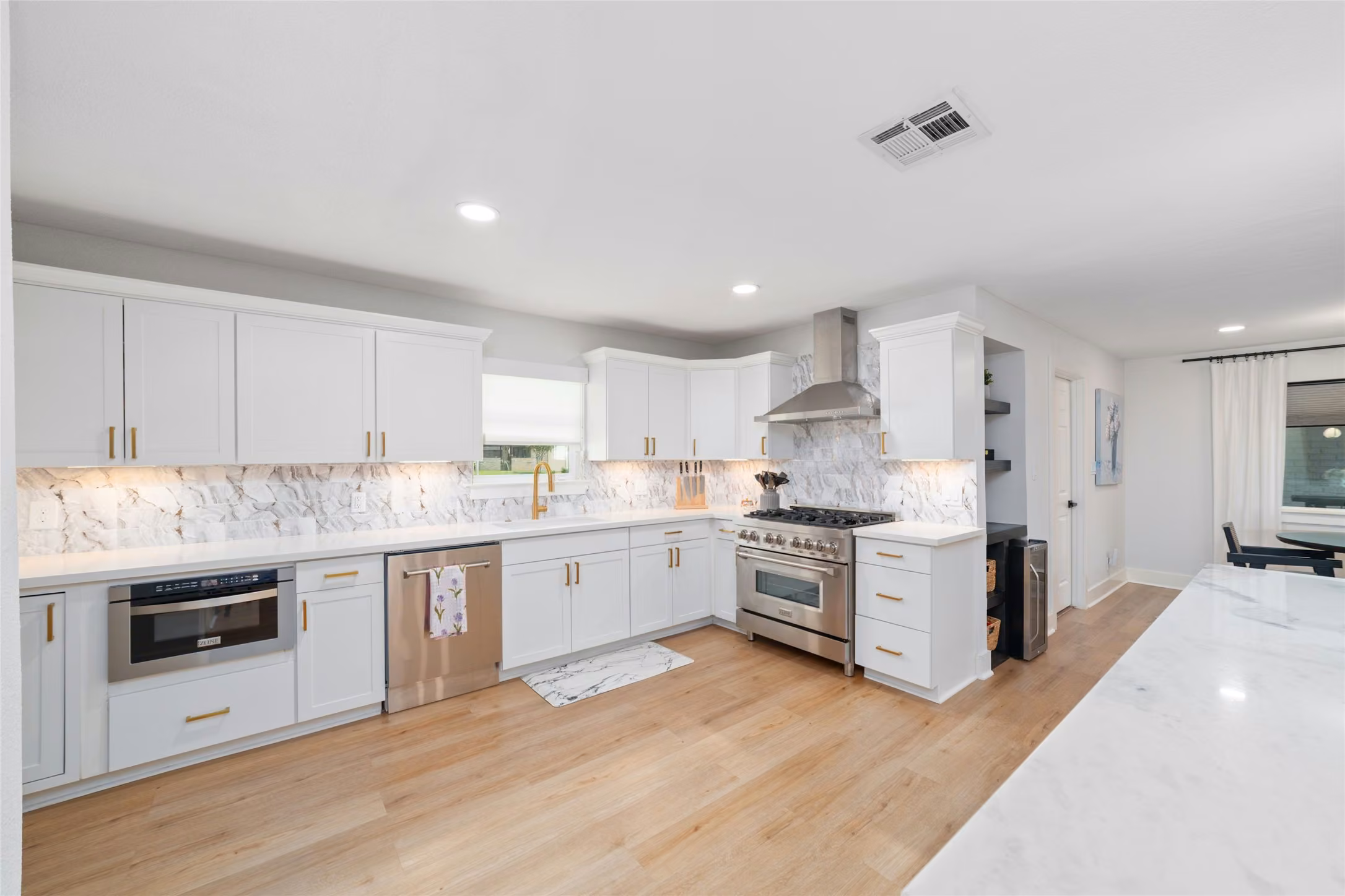 Photo 4 of 6503 Kury Lane, Houston, TX