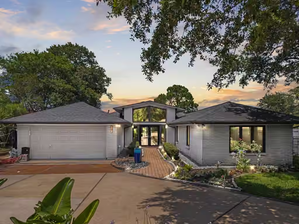 Photo 2 of 217 Lakeshore Circle, Seabrook, TX