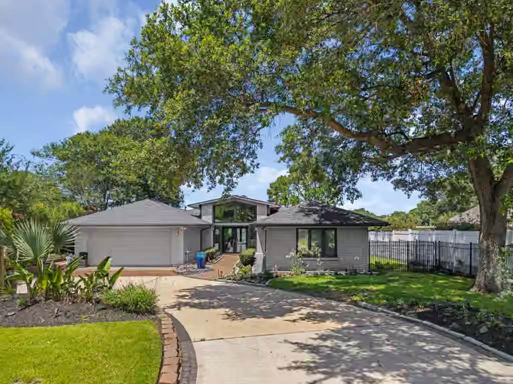 Photo 3 of 217 Lakeshore Circle, Seabrook, TX