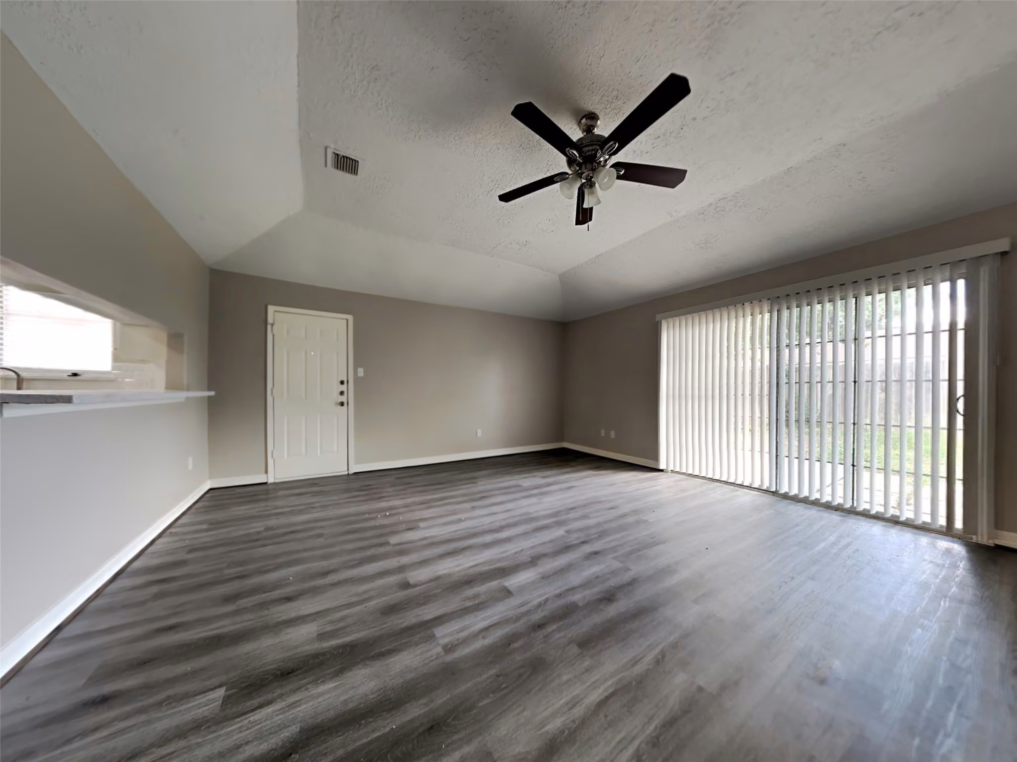 Photo 5 of 15227 Dunstable Lane, Channelview, TX