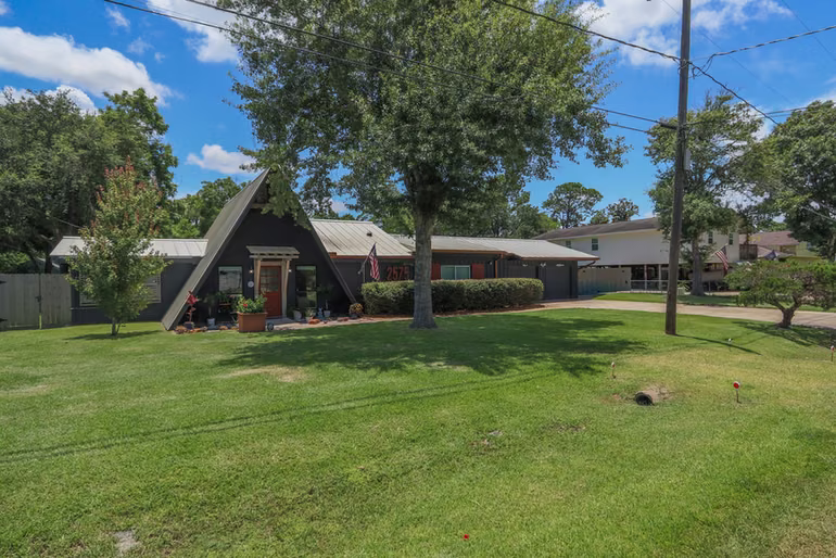 Photo 3 of 2575 Cliff Drive, Dickinson, TX
