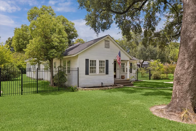 Photo 2 of 327 W 31st Street, Houston, TX