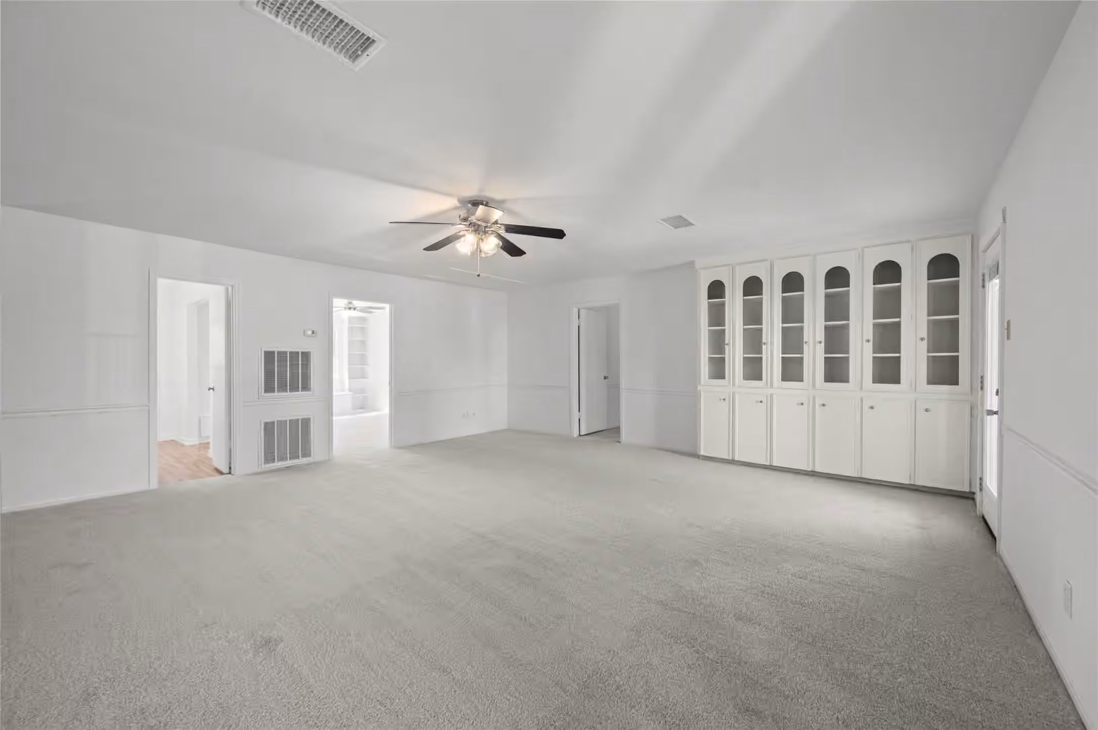 Photo 4 of 4702 Bayou Vista Drive, Houston, TX
