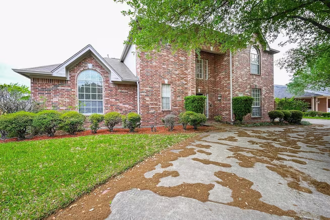 Photo 2 of 8102 Ashley Circle Drive S, Houston, TX