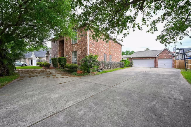 Photo 5 of 8102 Ashley Circle Drive S, Houston, TX