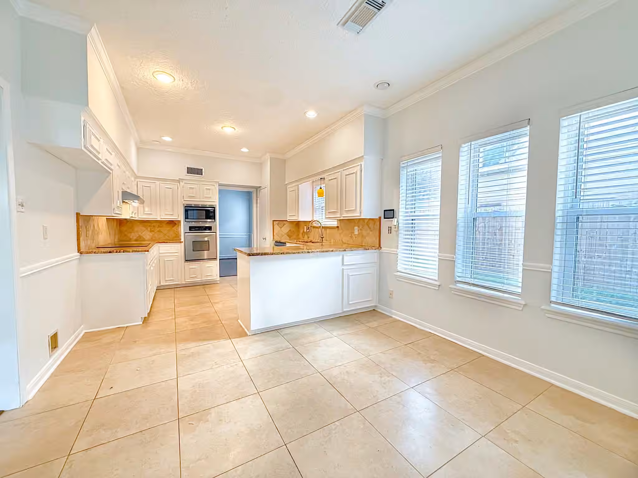 Photo 5 of 2210 Redcliff Drive, Missouri City, TX
