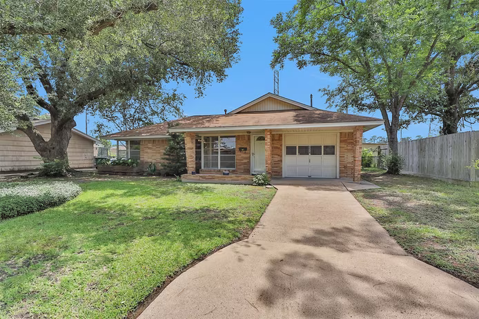 Photo 2 of 3919 Gardendale Drive, Houston, TX