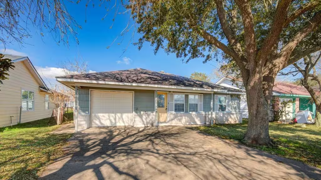 Photo 3 of 714 W 7th Street, Freeport, TX