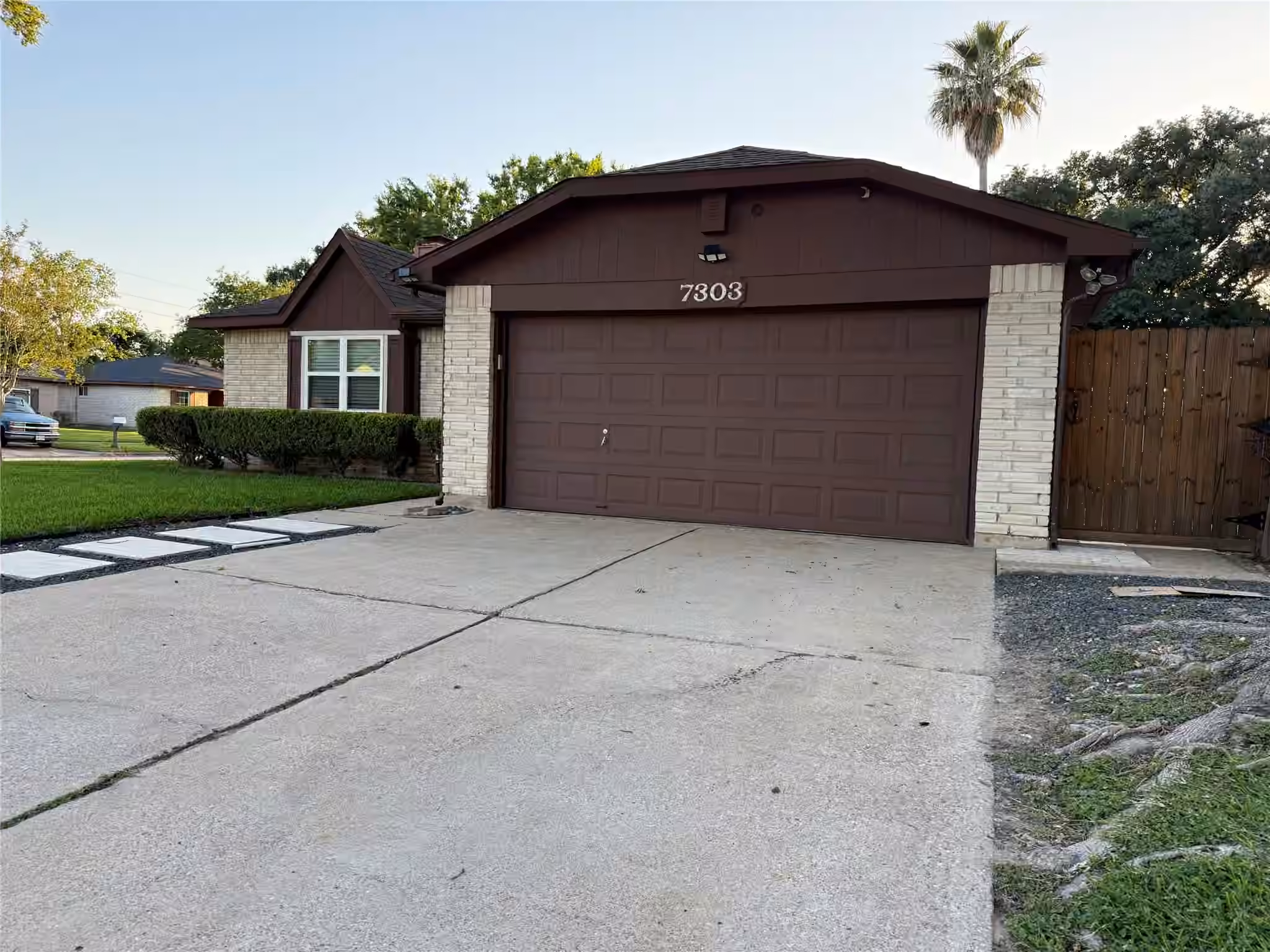Photo 3 of 7303 Millbrae Lane, Houston, TX