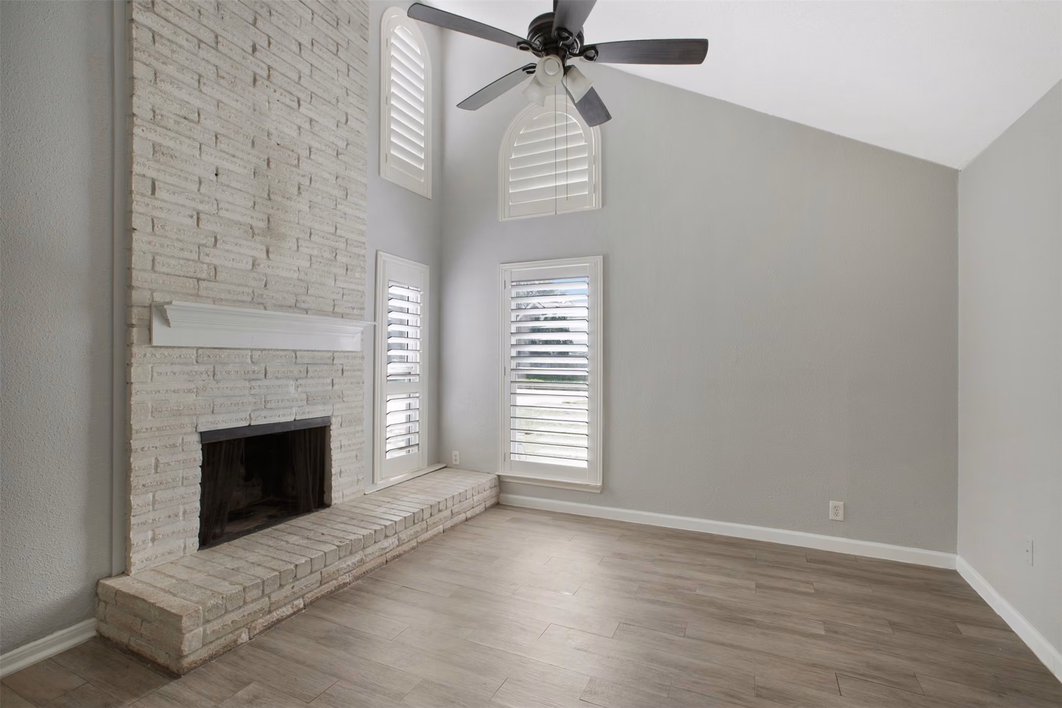 Photo 5 of 9114 Southbluff Boulevard, Houston, TX