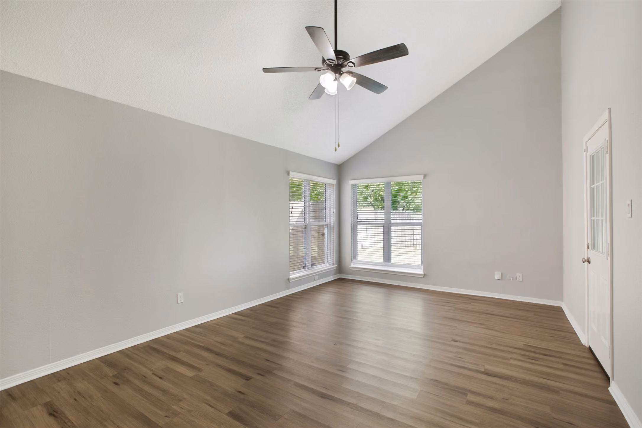 Photo 7 of 9114 Southbluff Boulevard, Houston, TX