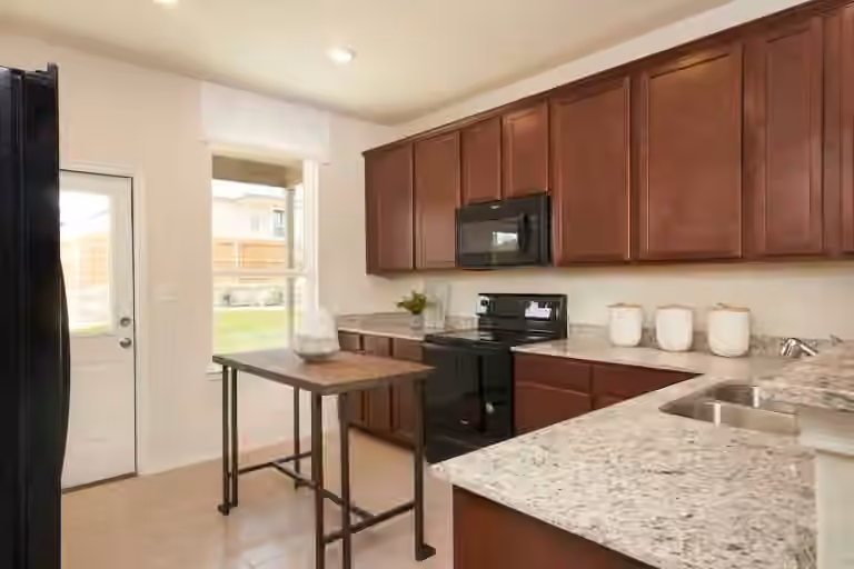 Photo 7 of 906 Silver Buckle Lane, Montgomery, TX