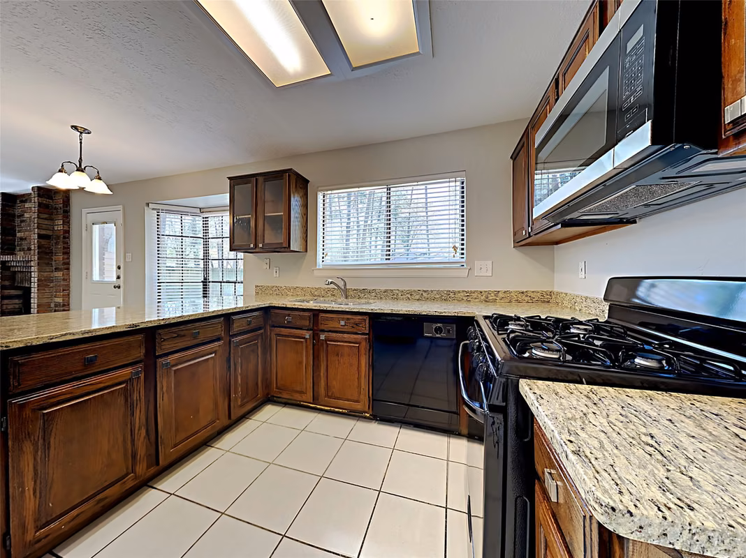 Photo 3 of 158 E Pathfinders Circle, The Woodlands, TX