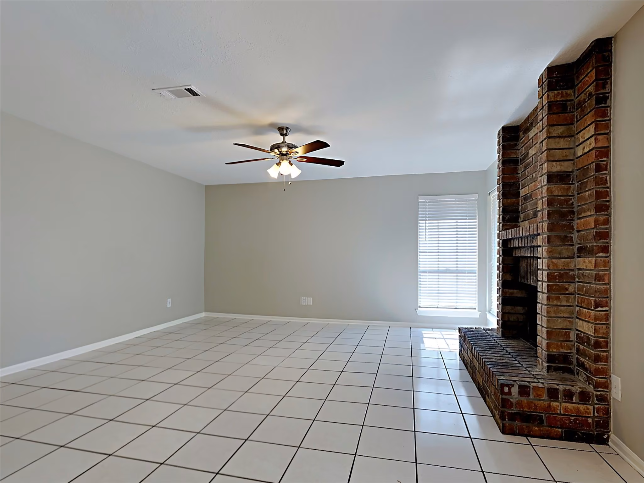 Photo 6 of 158 E Pathfinders Circle, The Woodlands, TX