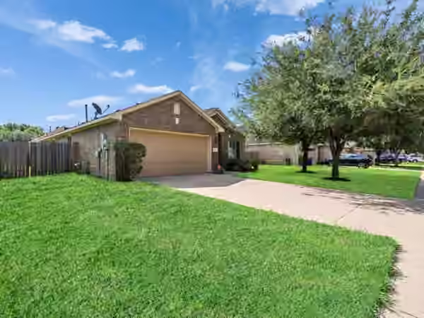 Photo 3 of 1519 Brook Hollow Drive, Pearland, TX