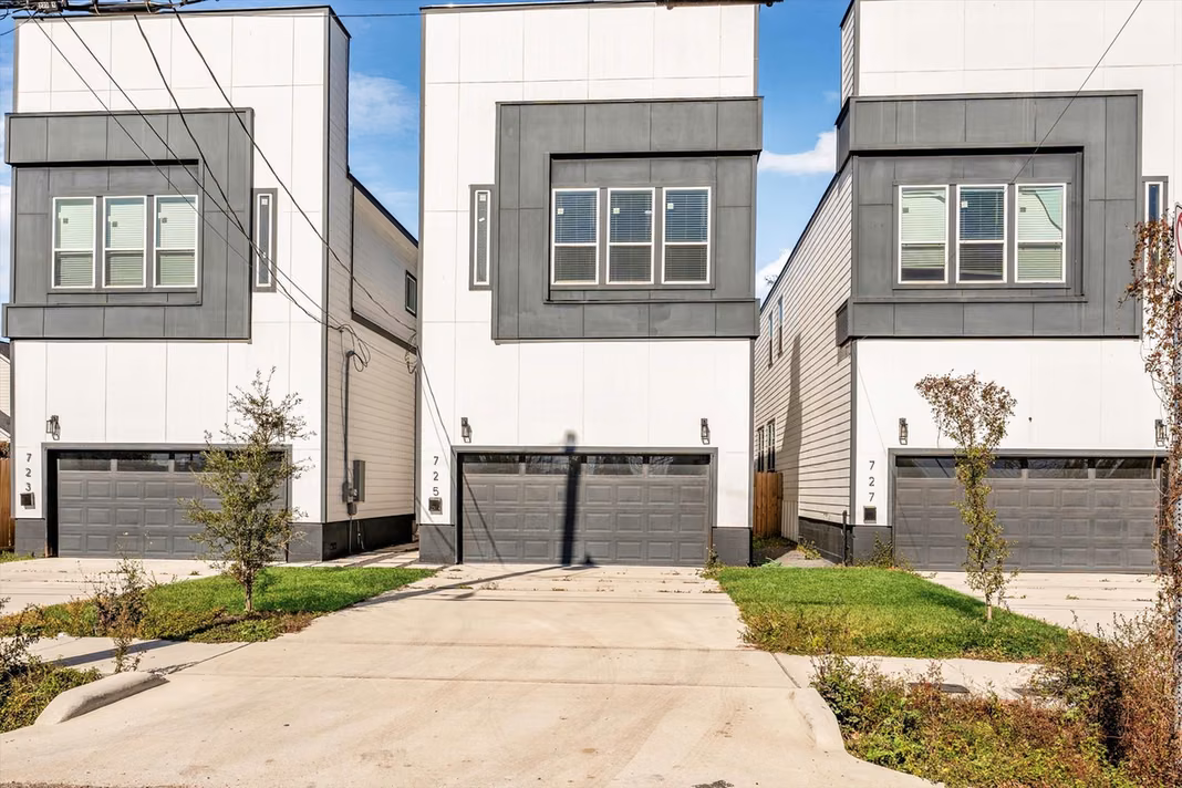 Photo 2 of 725 E 37th Street, Houston, TX