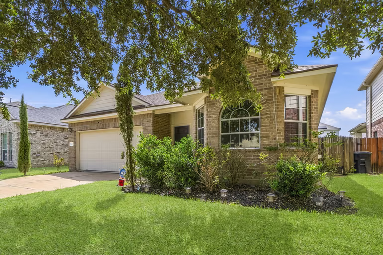 Photo 4 of 8203 Loetsch Ridge Way, Spring, TX